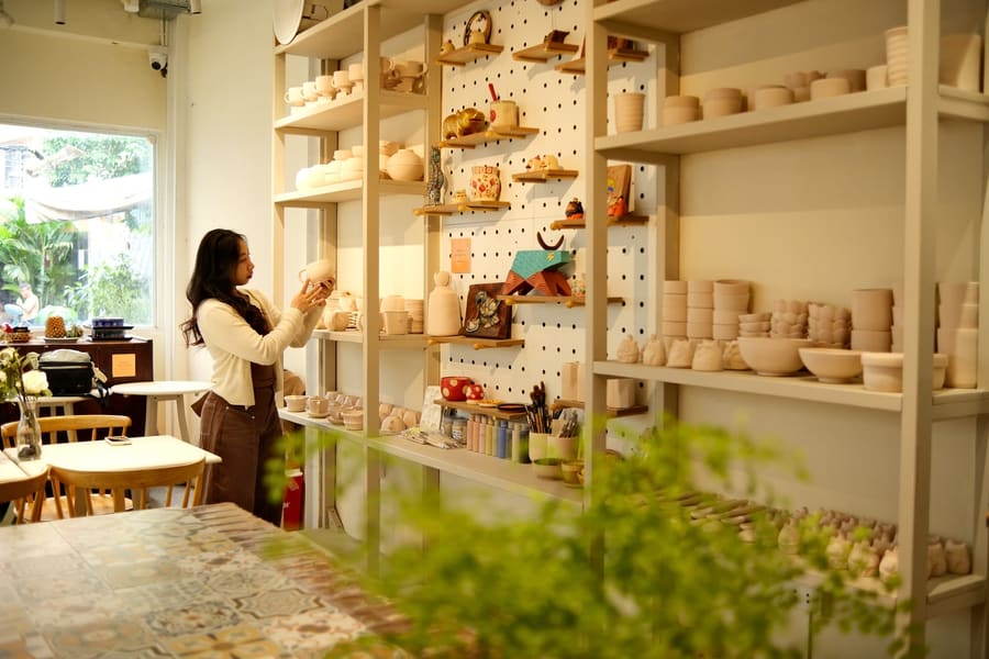 Tay thợ gốm vuốt bình